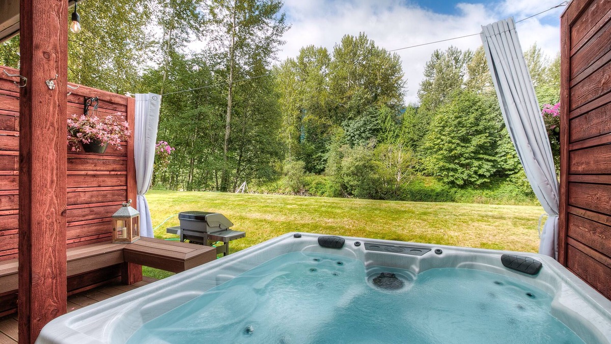 North Bend House | Moon River Suites 4 - on River, Private Hot Tub, Downtown by North Bend Escapes