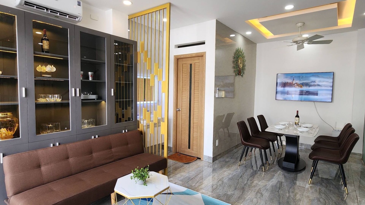 District 11 House | Moon's house/6 beds/10 persons/2,5 baths/full house/near Airport/BBQ rooftop
