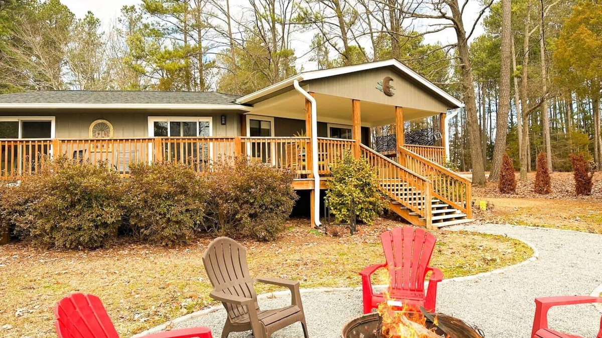 Henrico House | Moon Smoke: 2BR/2BA Haven, Sleeps 10! Rental Boat!