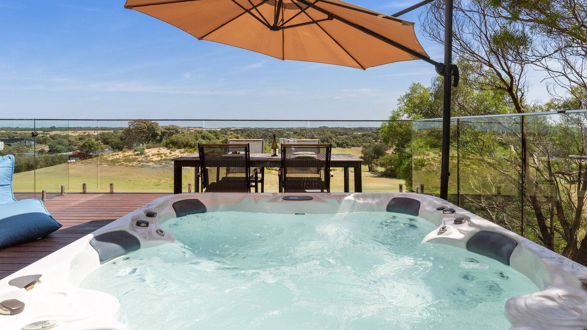 Fingal Apartment | Moonah Link Views, Spa, Sunset, Linen, Wi-Fi, private and serene