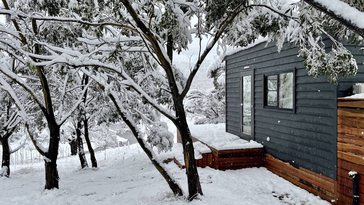 Moonbah Cabin | Moonbah Escapes "Wallaby" - Secluded Riverside tiny house in the Snowy Mountains