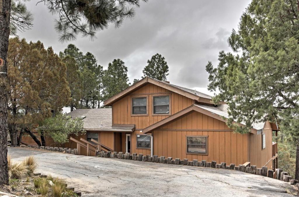 Ruidoso House | Moondance Ruidoso Retreat with Hot Tub and Views!