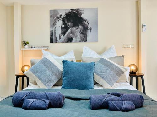 Bornheim Apartment | MoonDayHomes - TopLocation I 4Persons I Gallery Maisonette Boutique Apartment PERA