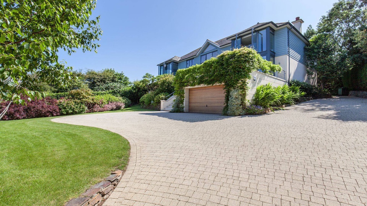 St. Mawes Cottage | Moonfleet - a holiday home that sleeps 8 guests in 4 bedrooms