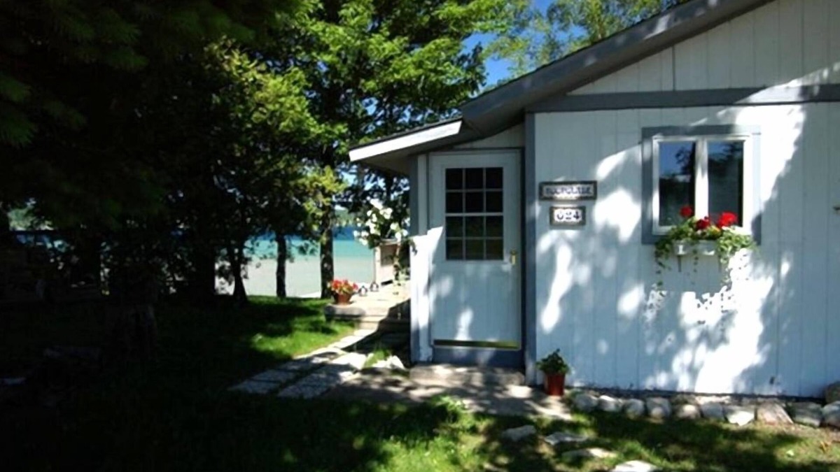 Suttons Bay Cottage | Moonglade Cottage 2 Bed/1BTH - waterfront and in the heart of wine country!