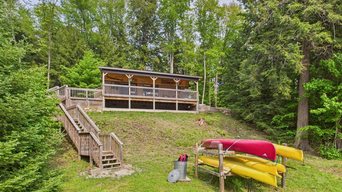 Munising Cabin | Moonlight Ridge-Cabin on 16 Mile Lake, Quiet Setting, Kayaks & Canoe