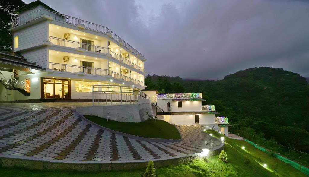 Chithirapuram Hotel | Moonline Resort
