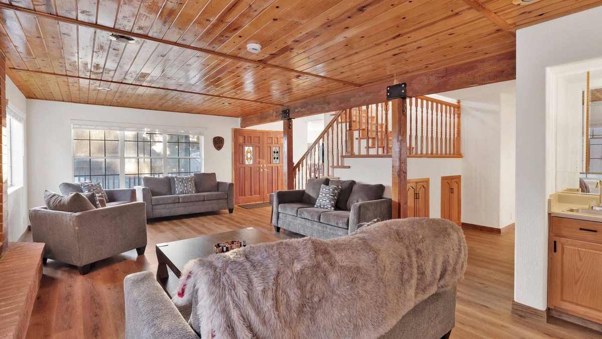 Upper Moonridge Cabin | Moonridge Heaven - Fun Packed Central Family Retreat w/Hot Tub + Games