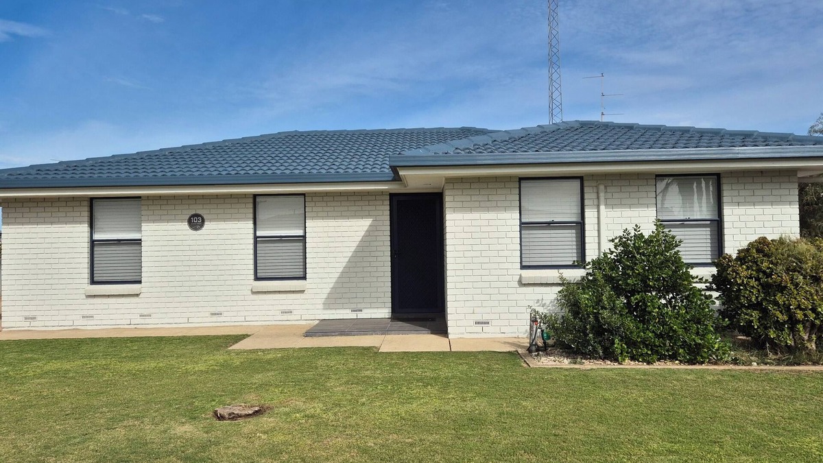 Moonta Bay House | Moonta Bay Escape - 5 min walk to Beach, Jetty and Splash Town.