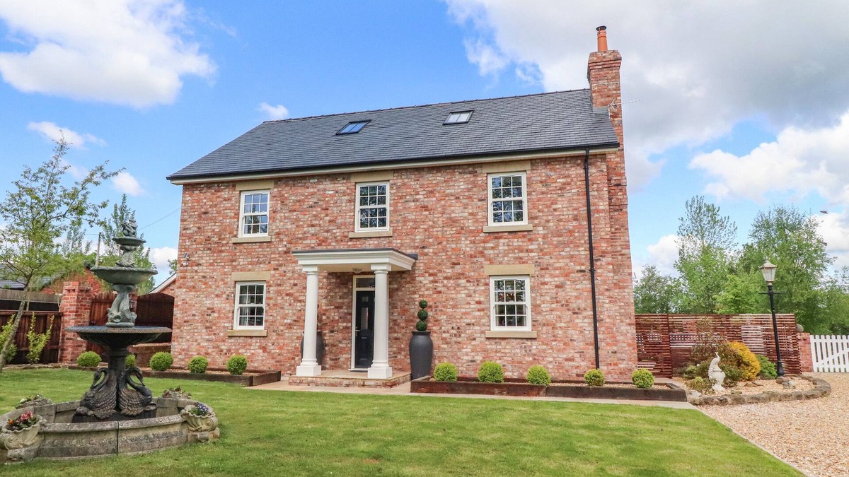 Poulton-le-Fylde Cottage | MOOR END MANOR, family friendly, luxury holiday cottage in Stalmine