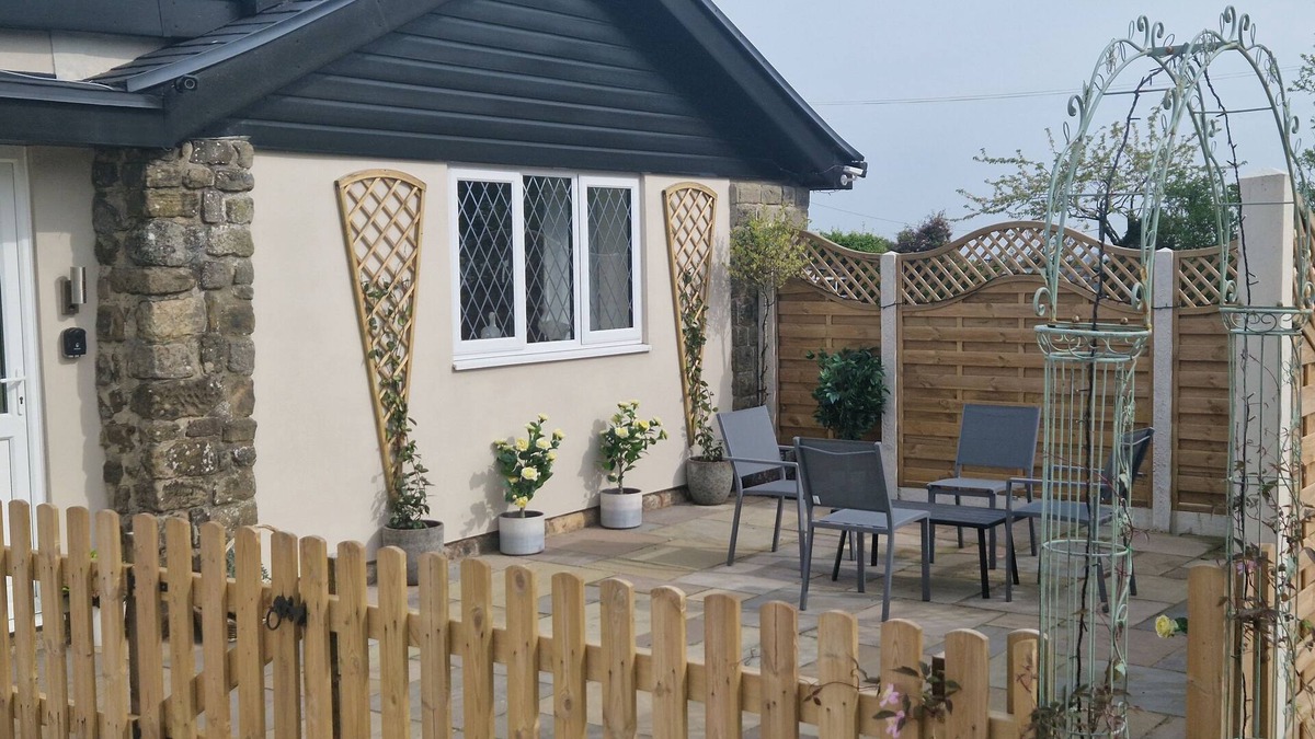 Ashover House | MOOR FARM COTTAGE, family friendly, with hot tub in Ashover