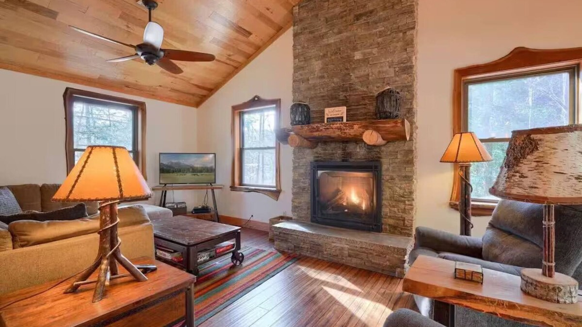 Logan Cabin | Moore Hollow Cabin in the Heart of Hocking Hills-Hot tub, Privacy, Pet friendly!