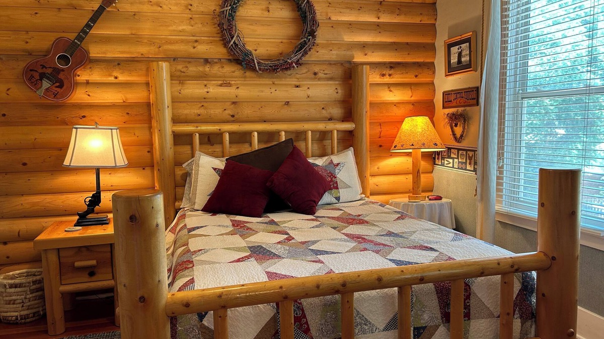 Marysvale Hotel | Moore's Old Pine Inn