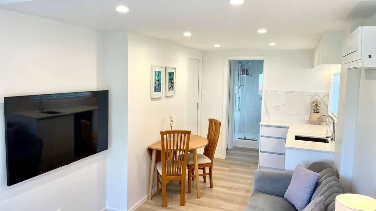 Cockle Bay Apartment | Moore’s Studio Retreat