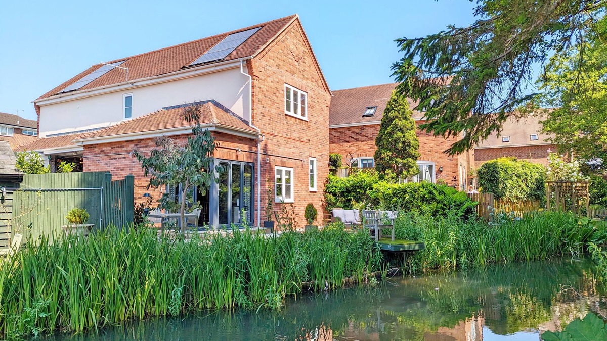 Wickham Cottage | Moorhen Lodge - a town house that sleeps 6 guests in 2 bedrooms