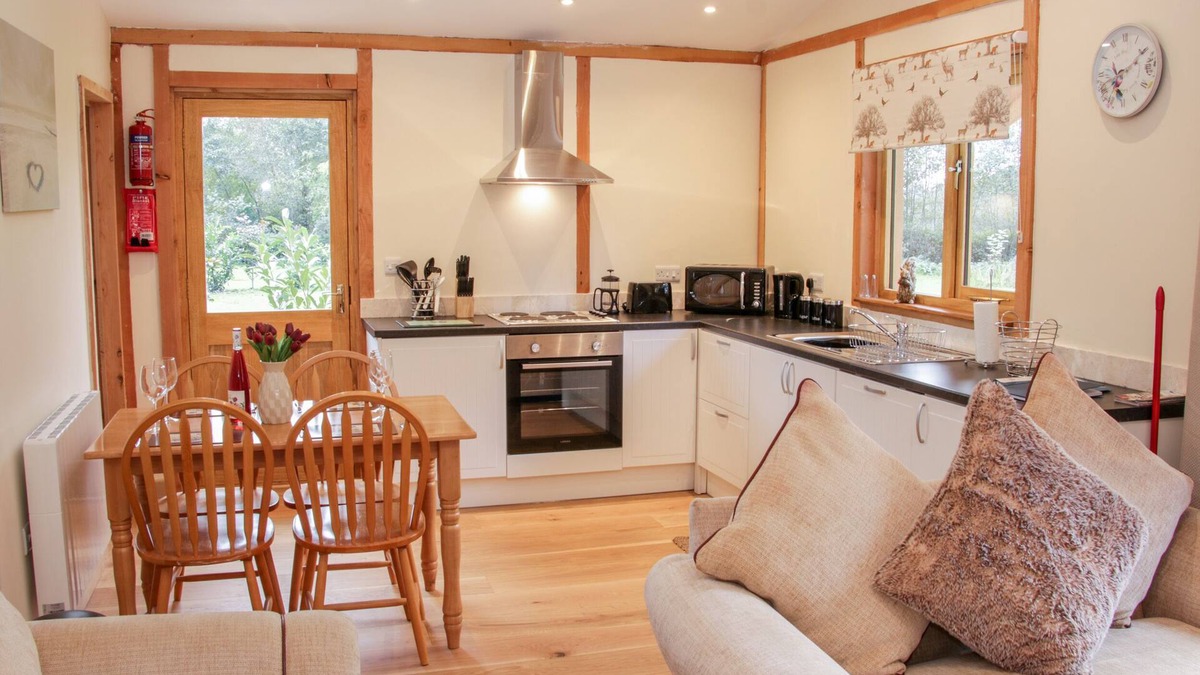 Felton Cottage | MOORHEN LODGE, family friendly, with hot tub in Kinnerley