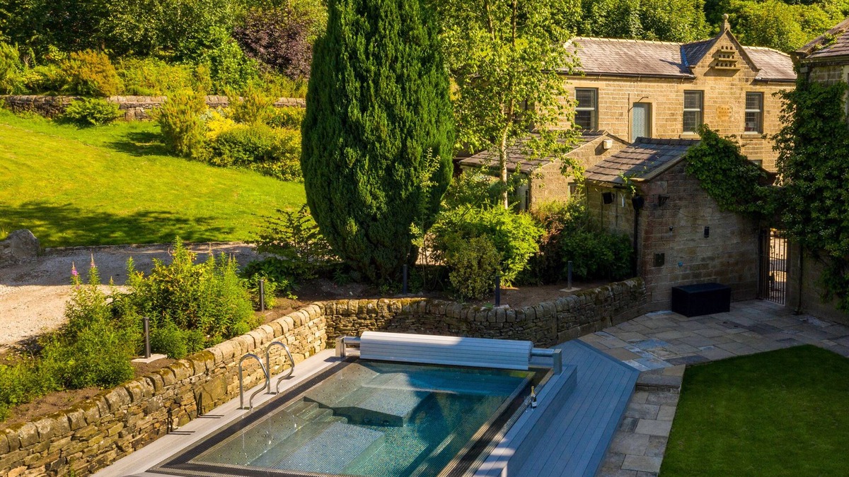 Foulridge House | MOORLANDS MANOR, family friendly, luxury holiday cottage in Foulridge