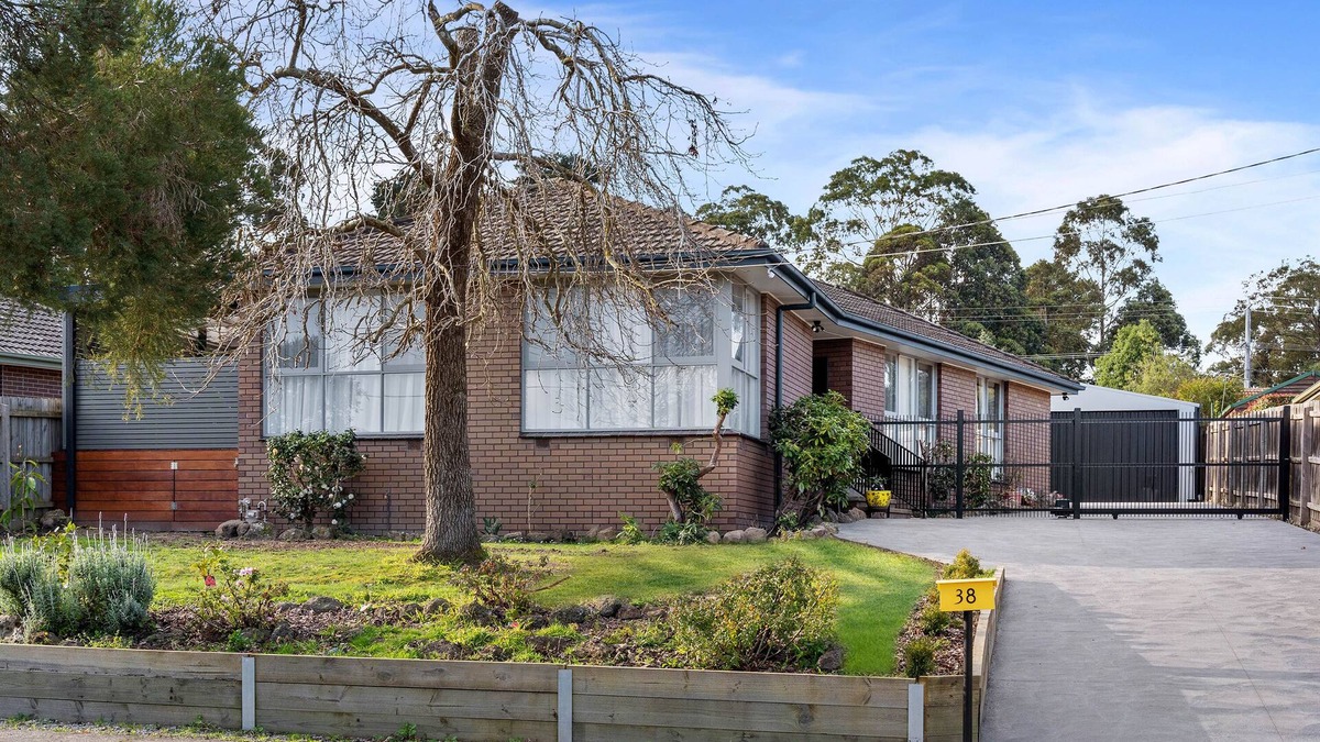 Kilsyth House | Mooroolbark Pet Friendly 4 Bedroom House - large garden, free parking