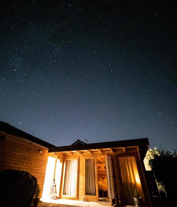 Bromham Ski Chalet | Moors Wood Relaxing ,Tranquil retreat with Hot Tub
