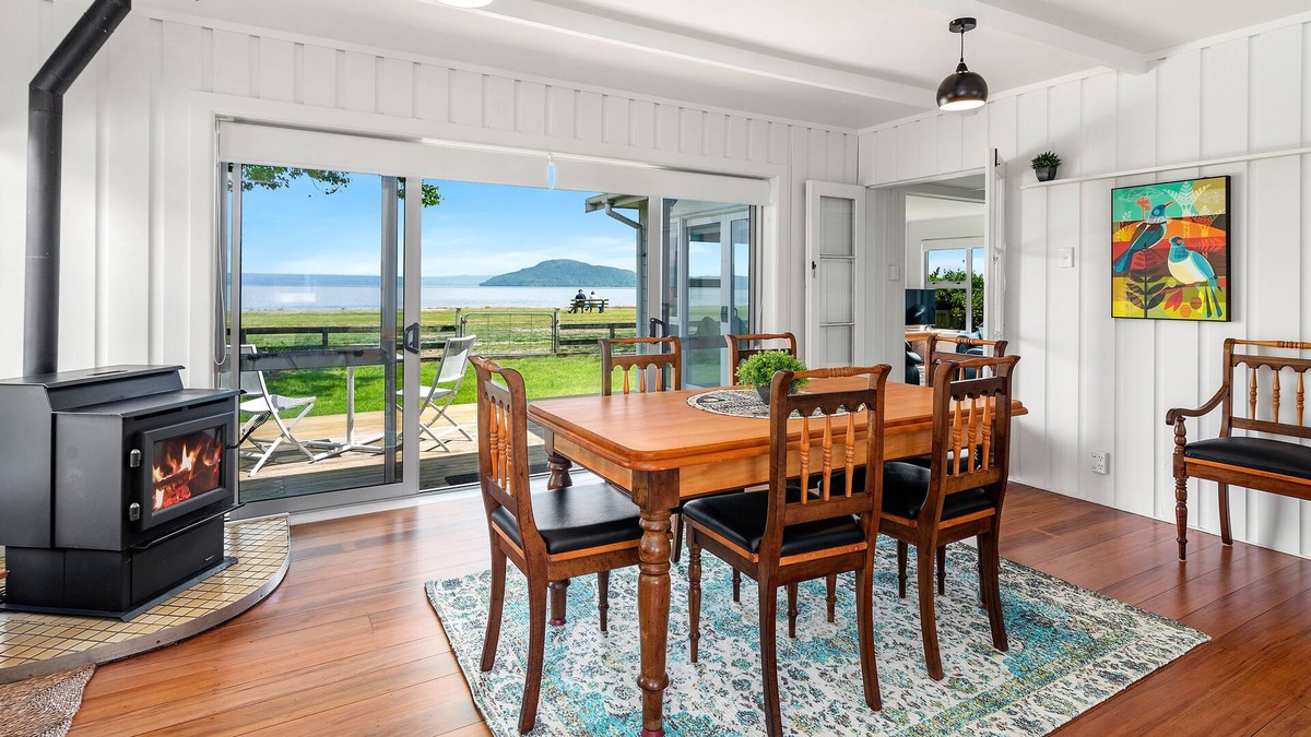 Hannahs Bay Cottage | MOORVIEW (ACROSS THE LAWN AND INTO THE LAKE WITH YOUR SUP)