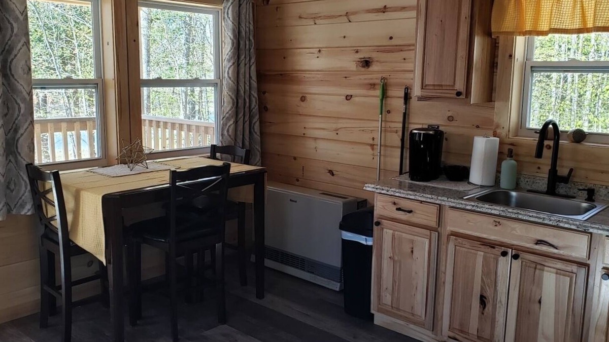 East Corinth Cabin | Moose Cabin: Charming 2-bedroom cabin with WiFi, AC in relaxing Sebec