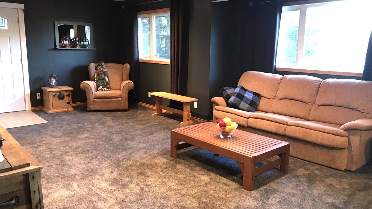 Bragg Creek House | Moose Mountain Hideaway Private 2 Bedroom & Spacious Loungen4 people maximum
