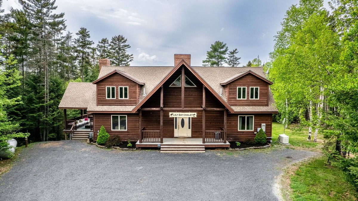 Greenville Ski Chalet | Moosehead Lakefront Huge Cabin|Private dock|Pet friendly|Fast WIFI|Private chef