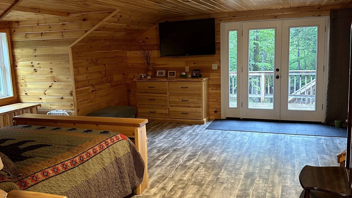 Beaver Cove Cabin | Moosehead Lake Retreat. Spacious Log Cabin, Lake Access, Close to Trails