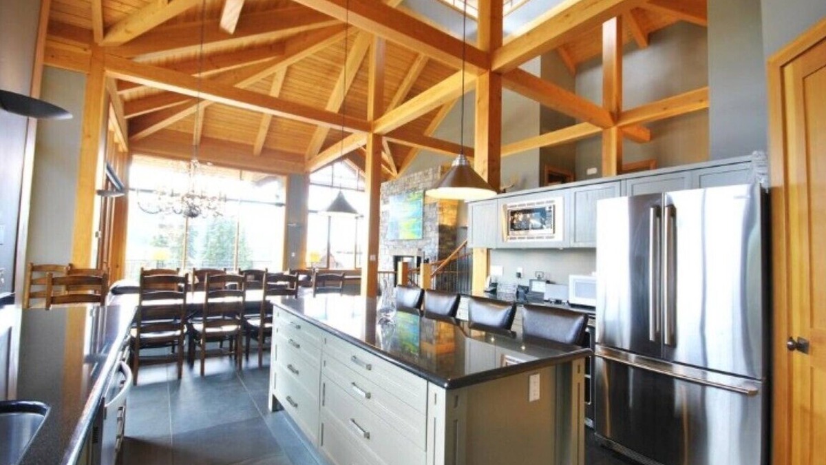 Sundance Estates Ski Chalet | Moosehead Lodge: Stunning 4 bdrm/4 bath chalet. Ski in/ski out, private Hot Tub