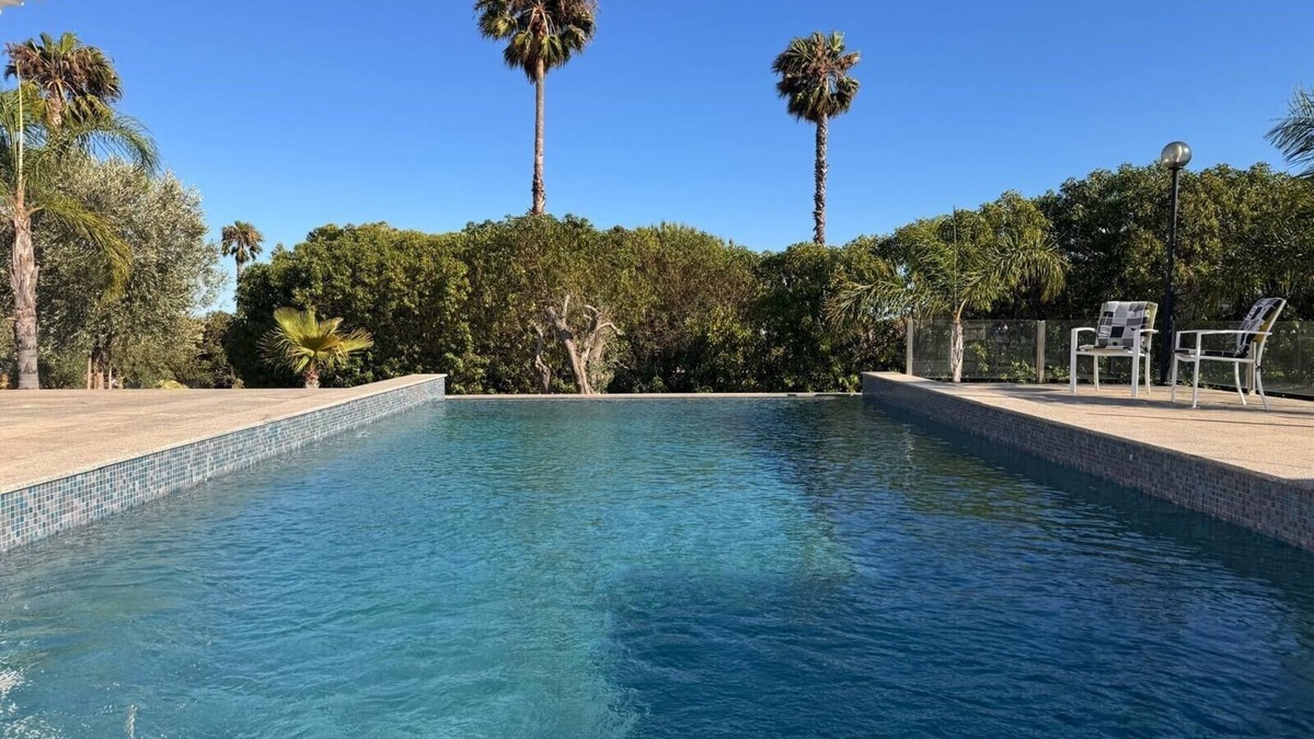 Alfarrobeira Villa | Moradia Familiar com Piscina Privada, Perto do mar e Campos de Golf