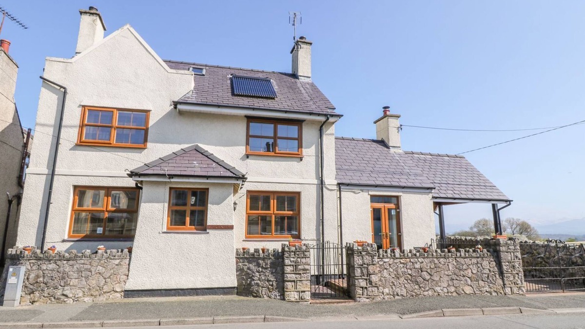 Newborough House | MORANNEDD, pet friendly, with open fire in Newborough