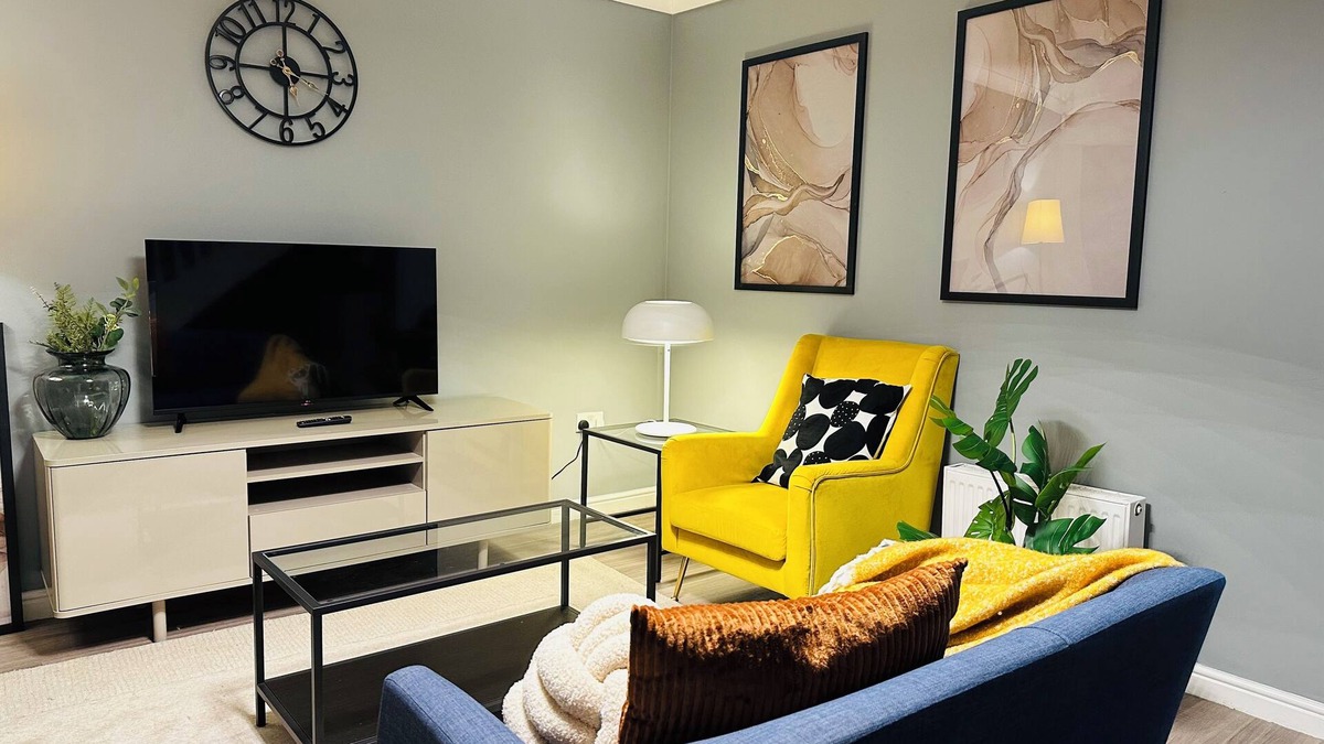 Stepps House | Mordern Gem Ideal Family Getaways/Parking/near train station