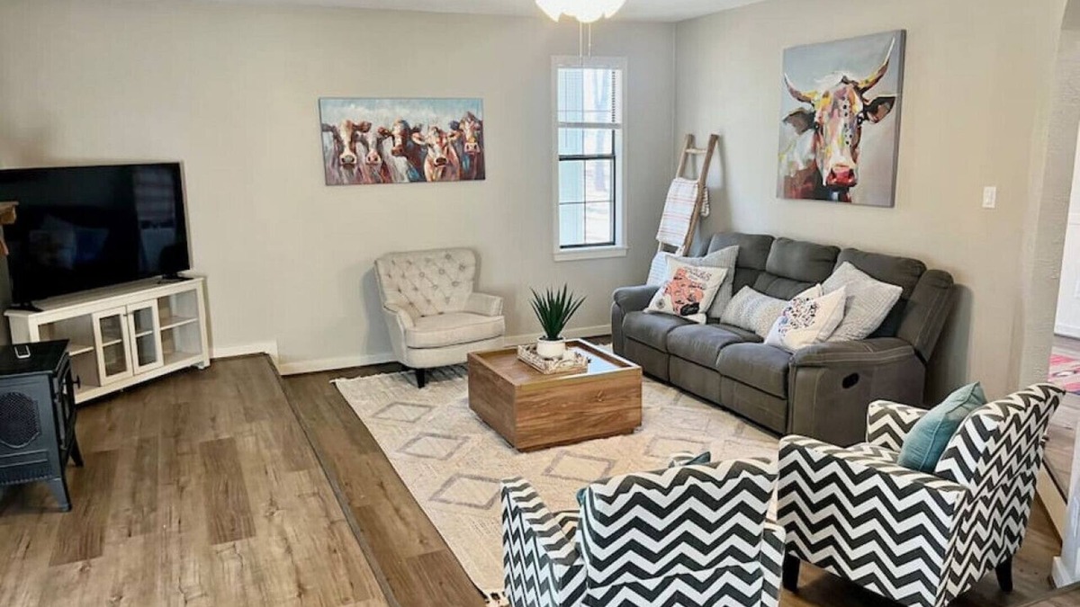 Canyon Creek House | More Cowbell - Spacious House with Privacy Minutes to Campus