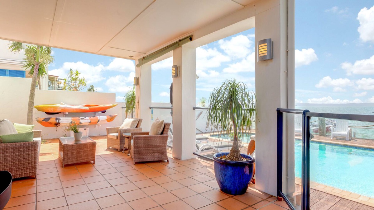 Cleveland Apartment | Moreton Bay Beach LodgeUnwind in indulge in discovery