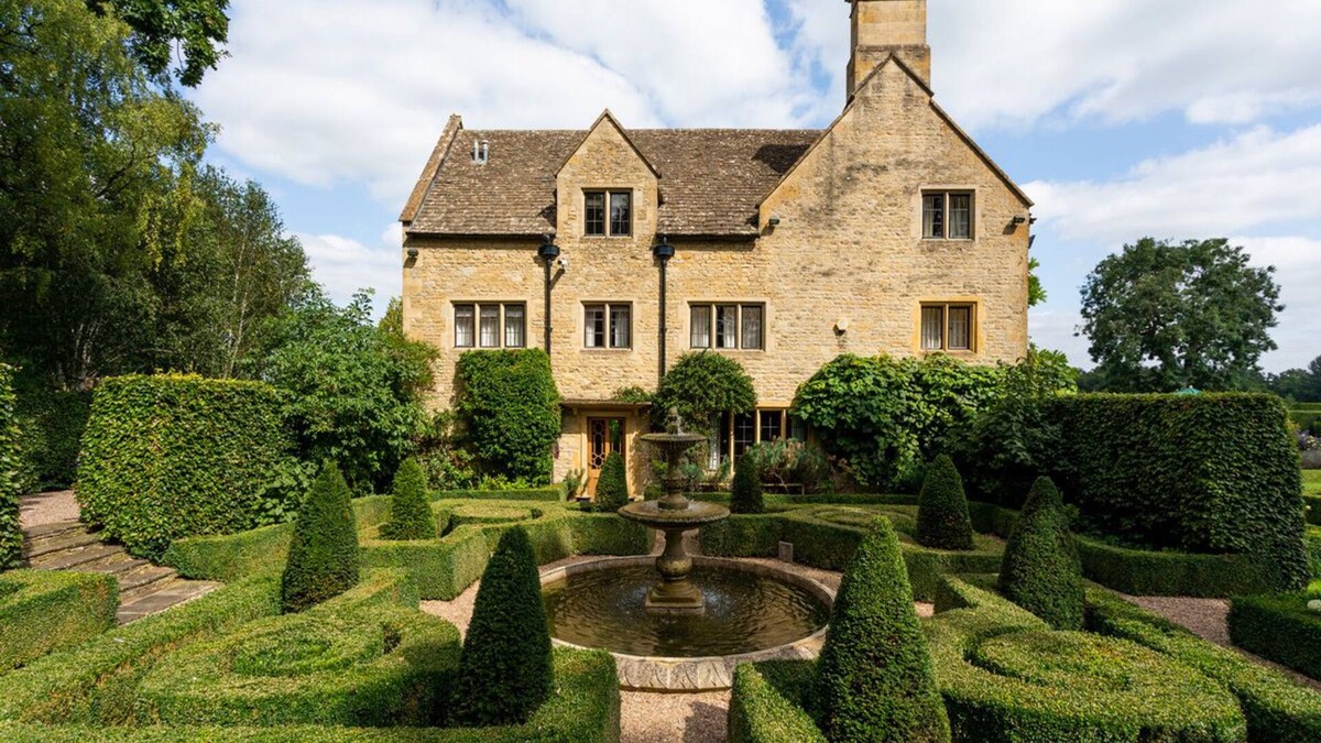 Longborough Villa | Moreton Manor - Eight Bedroom Villa, Sleeps 15