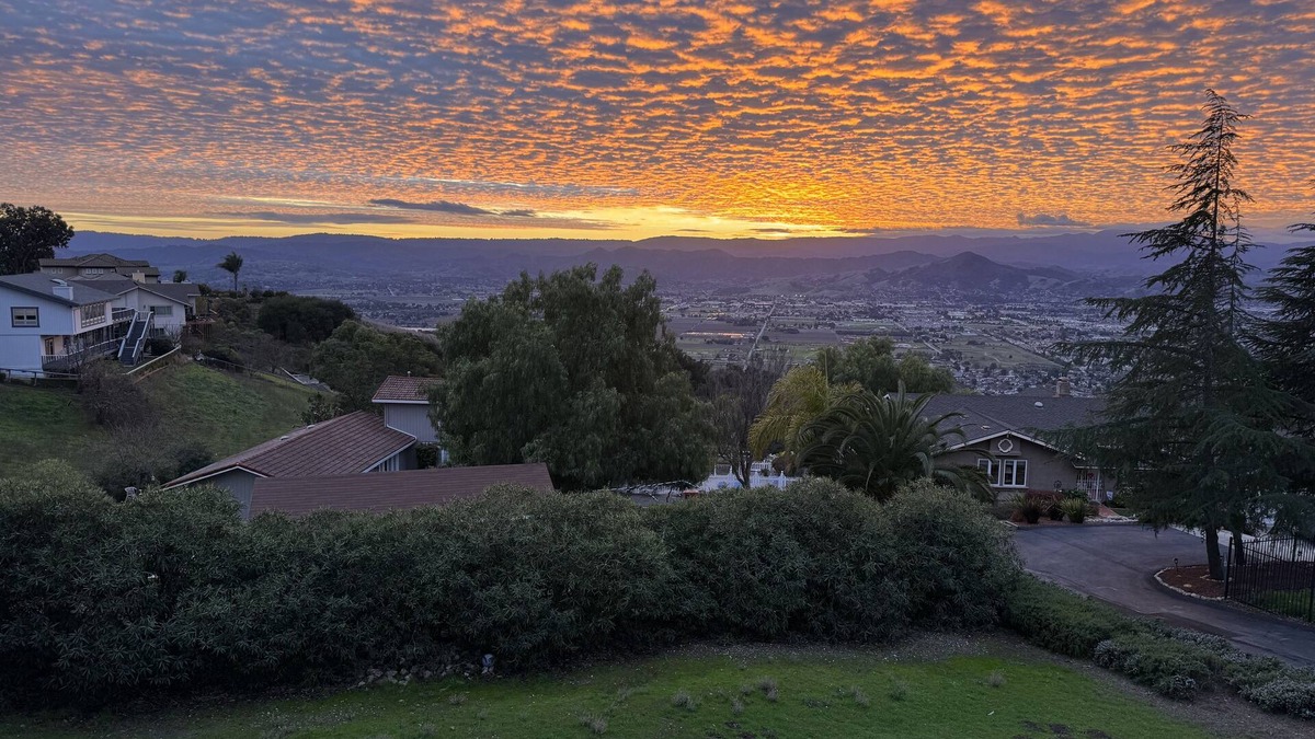 Morgan Hill Apartment | Morgan Hill Gem: Spacious 2-BR with stunning view, family and pet friendly.