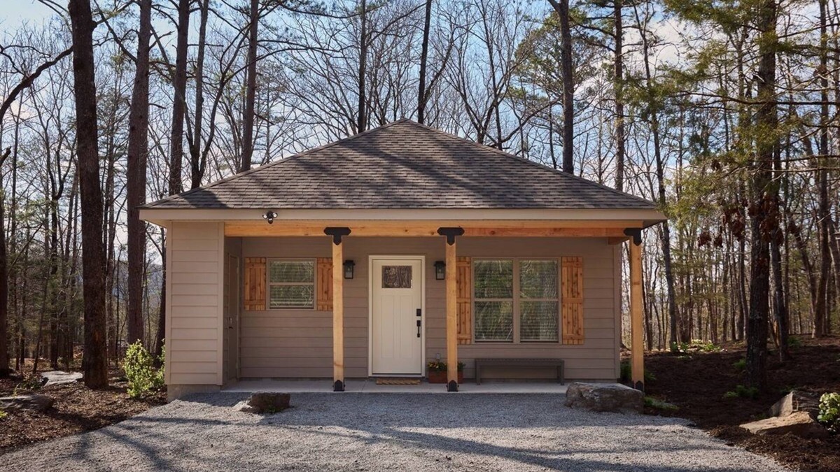 Heber Springs Cabin | Morgan's at the Little Red - Single King Cabin 6