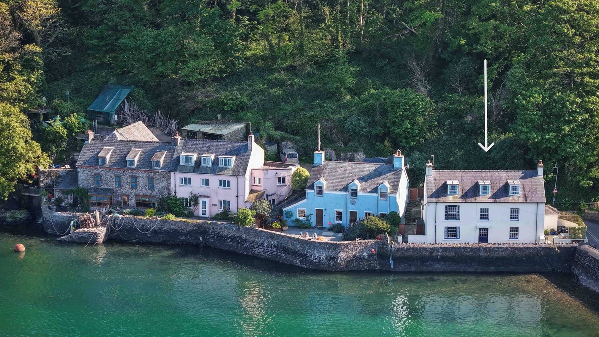 St Brides Cottage | Morgan's Cottage Has One Of The Best Positions In Dale Right On The Water's Edge