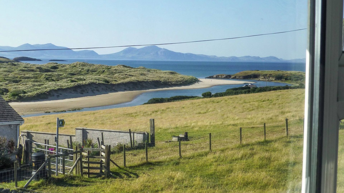 Ty Croes House | MORLAIS (VOICE OF THE SEA), pet friendly, with a garden in Aberffraw