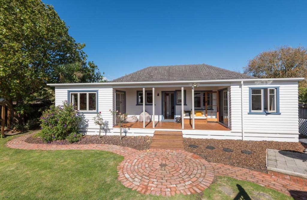 Tahunanui Bed & Breakfast | Morning Bloom Cottage Bed and Breakfast