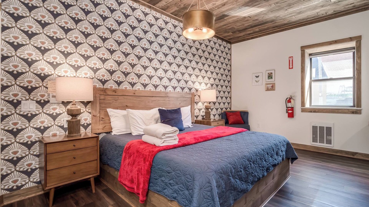 Hastings Hotel | Morning Coffee | Steps to Dining | Riverside Charm