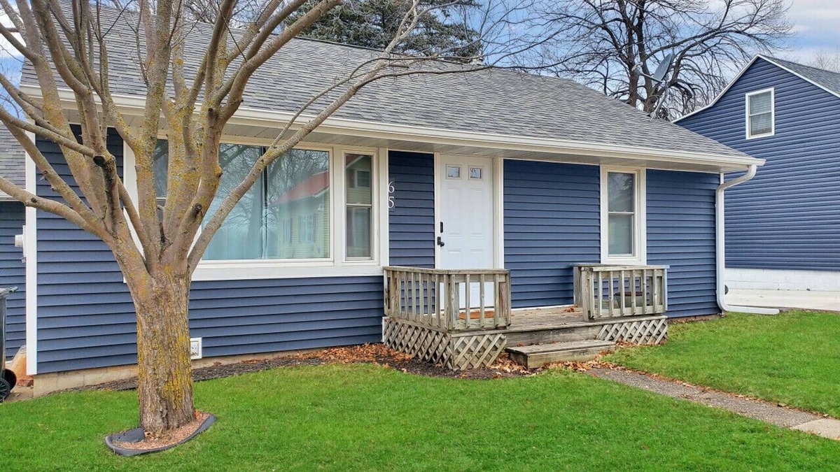 Arnolds Park House | Morning View Cottage at the Lake - Cute Cottage with Lake Views in the heart of Arnolds Park