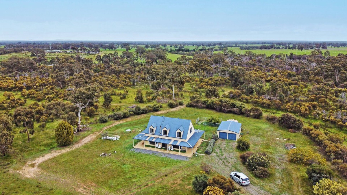 Laharum House | Morningside farm house with Mountain views.