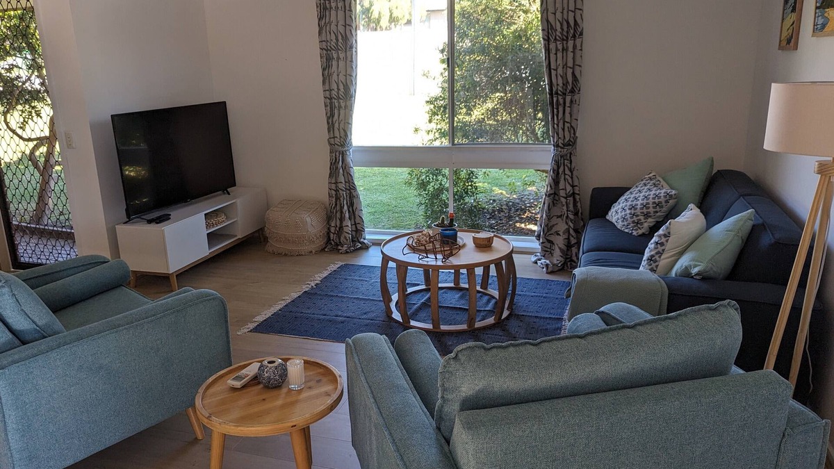 Mornington House | Mornington 2 Bedroom Getaway- short stroll to beach, cafes and shops.