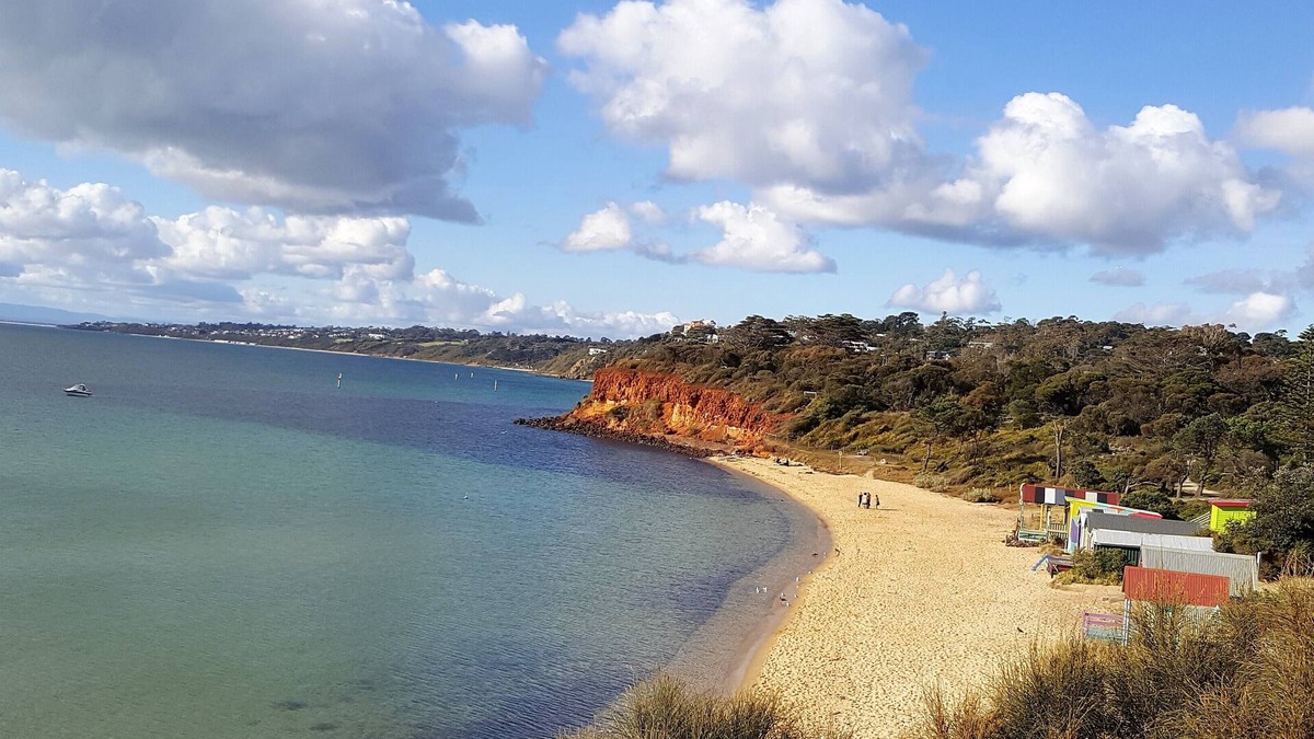 Mornington Apartment | MORNINGTON BEACH APARTMENT #4: directly opposite the beach with great views.