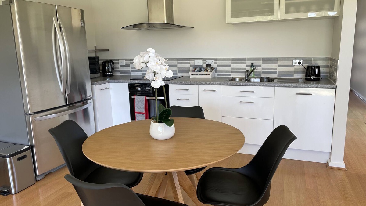 Mornington House | Mornington guesthouse- 8 minutes from the beach!