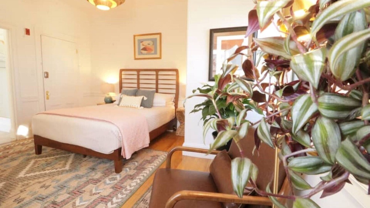 Parkside House | Morrill Mansion Inn | 7 | Self Check In | Parking