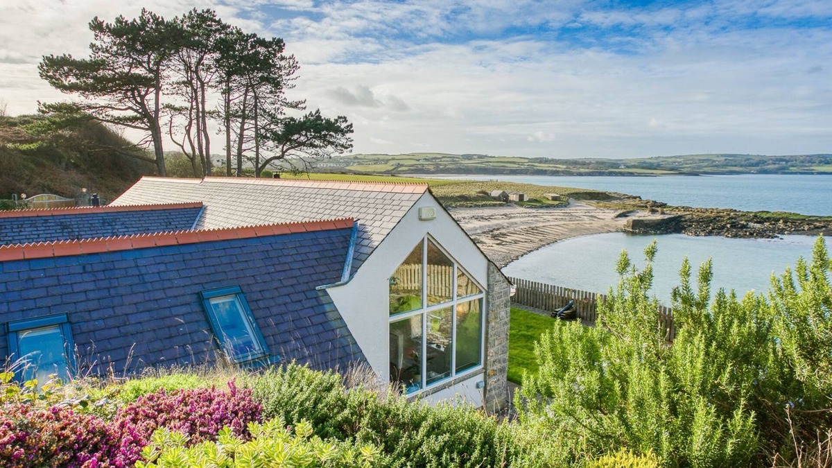 Moelfre Cottage | Moryn - an on the beach that sleeps 6 guests in 3 bedrooms