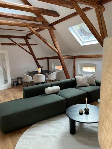 Uerzig Apartment | Mosel-Charm - Urige Dachgeschosswohnung - 3 Schlafzimmer für 6 Personen - Liebevoll renoviert & gemütlich