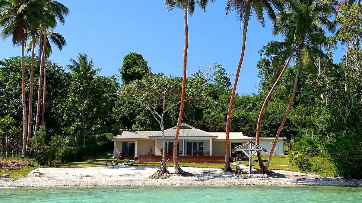 Moso Island House | Moso Island Luxury Retreat is a private house right on the beach.